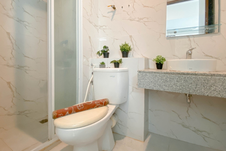 Bathroom 5, Modern Look Studio at Grand Kamala Lagoon Apartment By Travelio, Bekasi