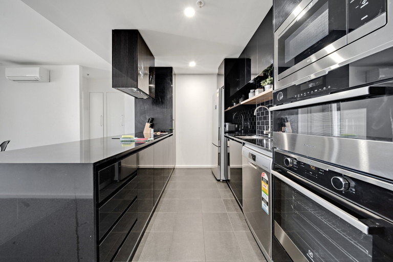 Private kitchen 2, Chic 1-bed With Stunning Lake View & Indoor Pool, Canberra