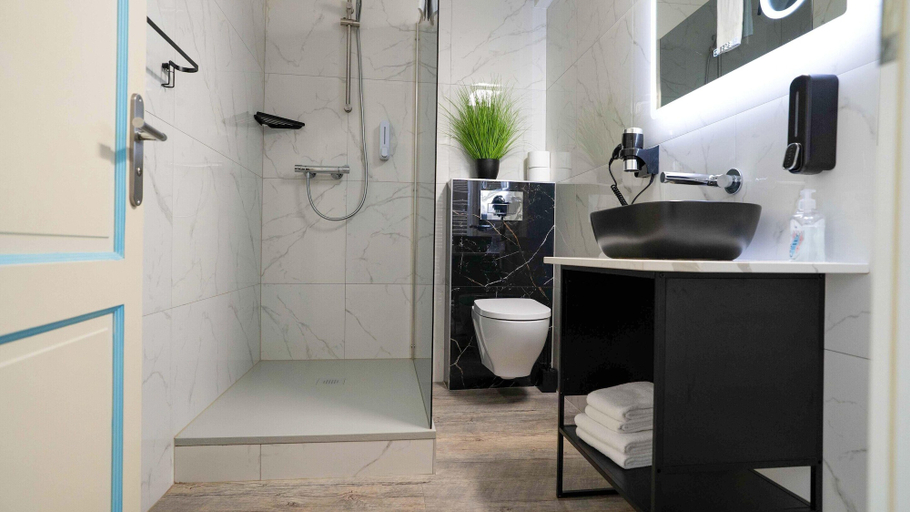 Bathroom 3, Komfortable Ferienwohnung mit Terrasse; Bensersiel, Wittmund