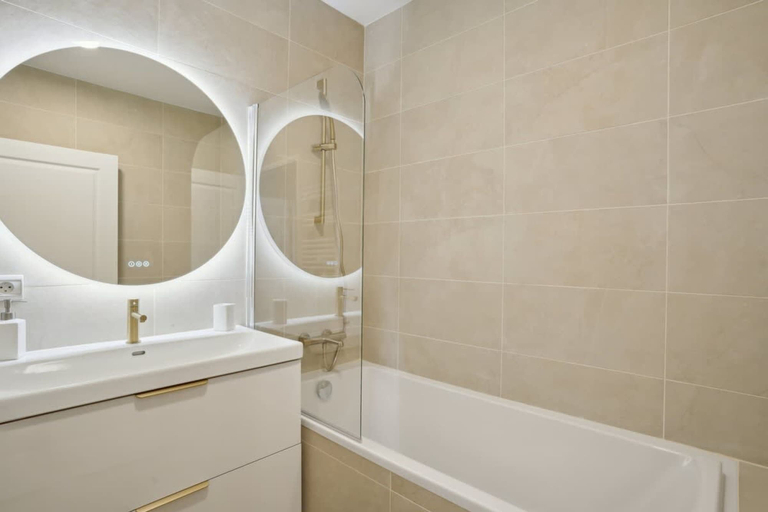 Bathroom, Elegant New Apartment With Balcony in the 16th - M, Paris
