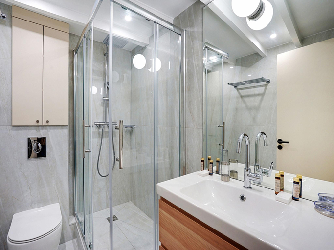 Bathroom, Cottage with 2 rooms in Batignolles, Paris