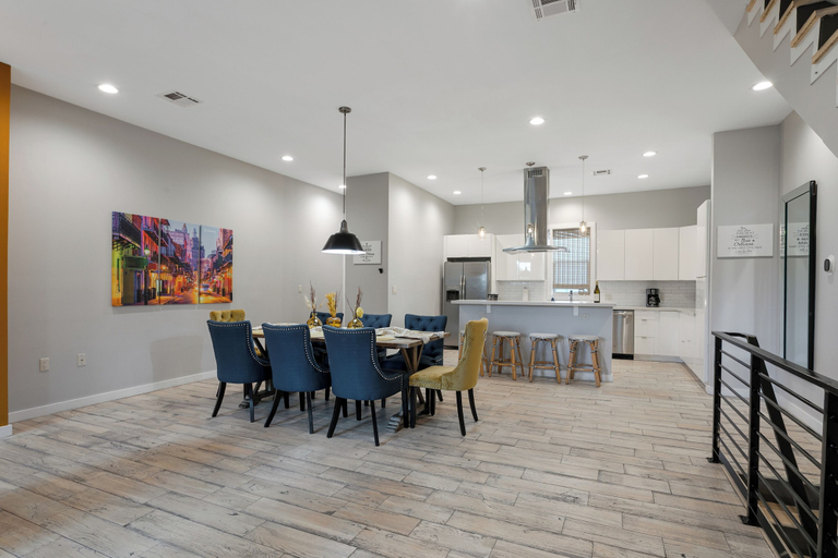 Food & Drinks 4, New Townhouse with 2 Balconies, Orleans