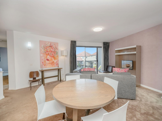 3, Sleek 2-Bed Apartment in Vibrant Kingston, Canberra