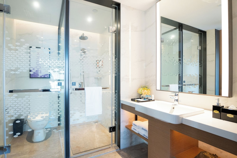 Bathroom, Hampton by Hilton Shenzhen Bao‘an Stadium, Shenzhen