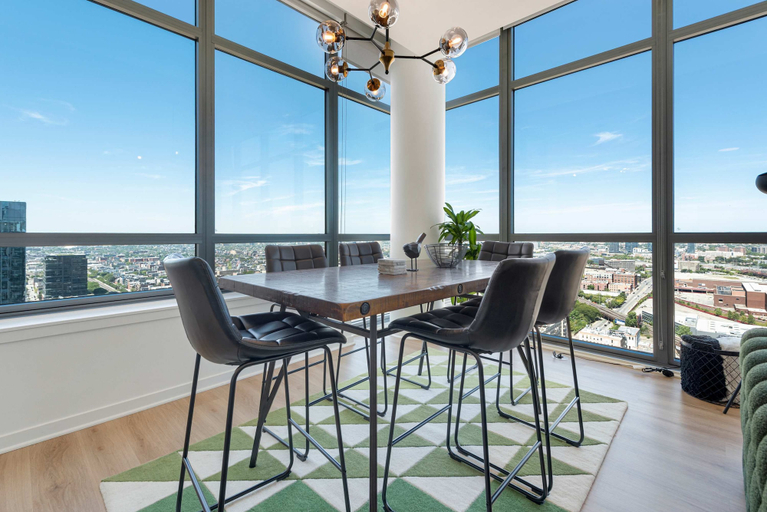 Room 4, Group Stay 3 Penthouses in the Same Building, Cook