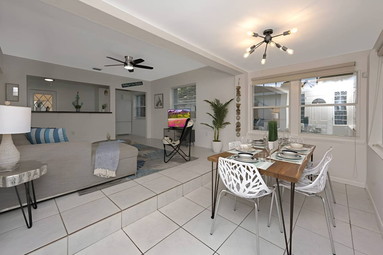 Room 2, The Palm House in Hollywood, Broward