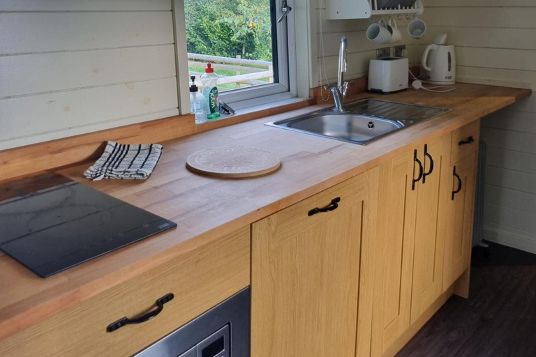 Others 4, Glamping Hut - Sleeps 2, hot tub & Parking, Powys