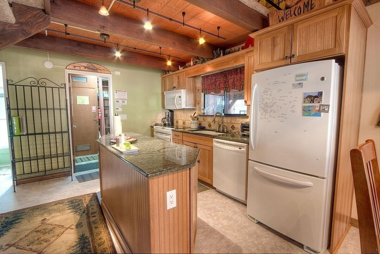 Private kitchen 2, Sky Chalet 3 Bedroom Cabin by RedAwning, El Dorado