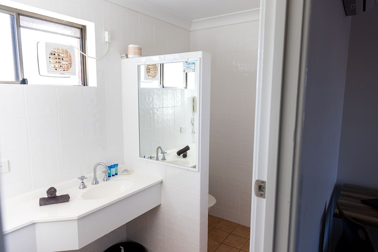 Bathroom 3, Busselton Motel, Busselton