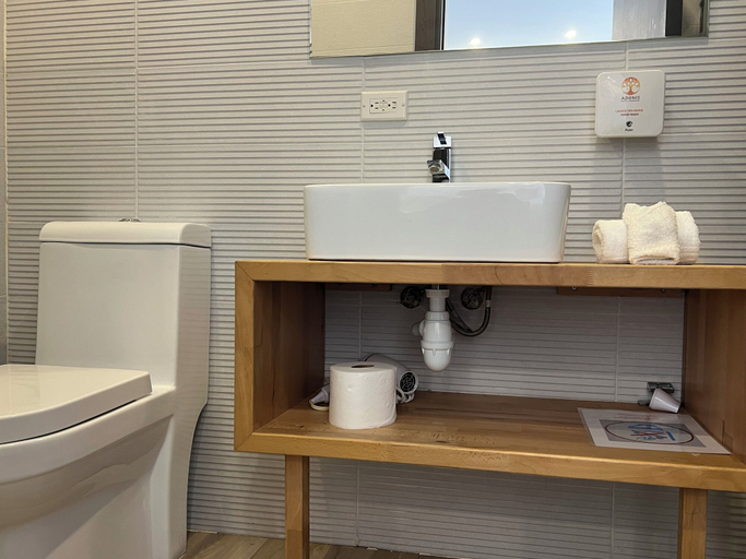Bathroom 5, Adonis Cupecoy