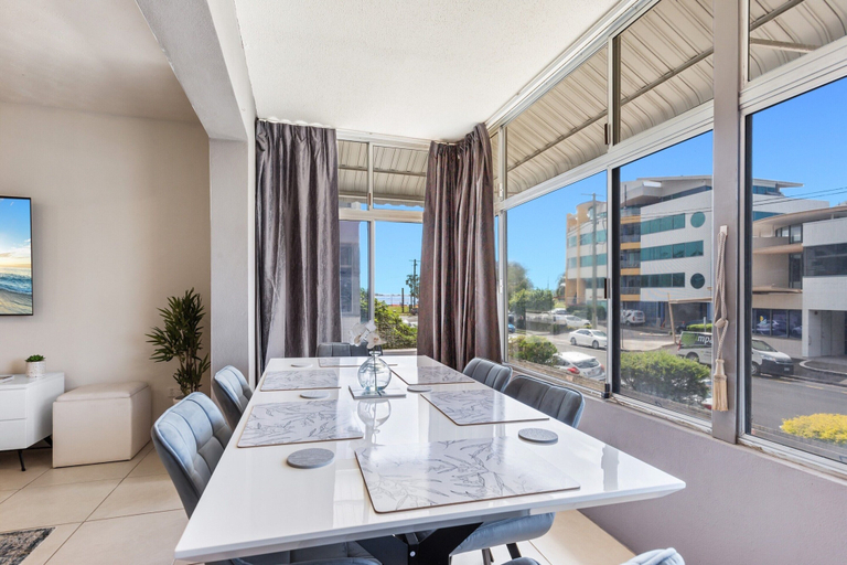 Dining 2, Family-friendly Stay Walk to Beach & Parks, Maroochy - Maroochydore