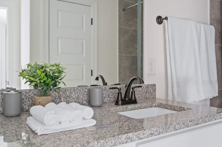 Room 4, 3 Kings Garage Front Yard Washer Dryer, Davidson