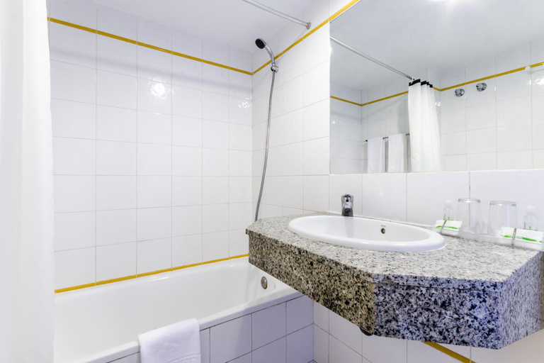 Bathroom 3, Jardin Del Atlantico Apartments, Las Palmas