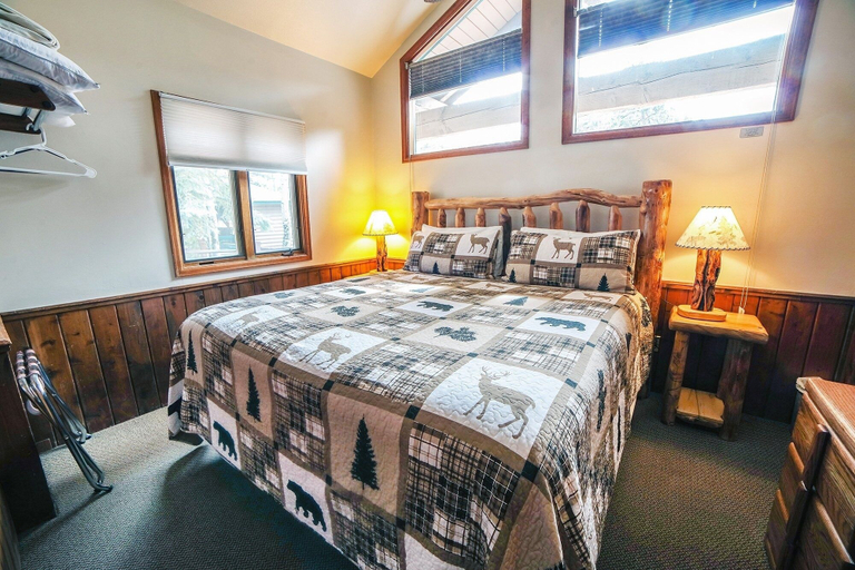 Bedroom, Sunnyside Knoll: 5 1 Bedroom Cabin, Larimer