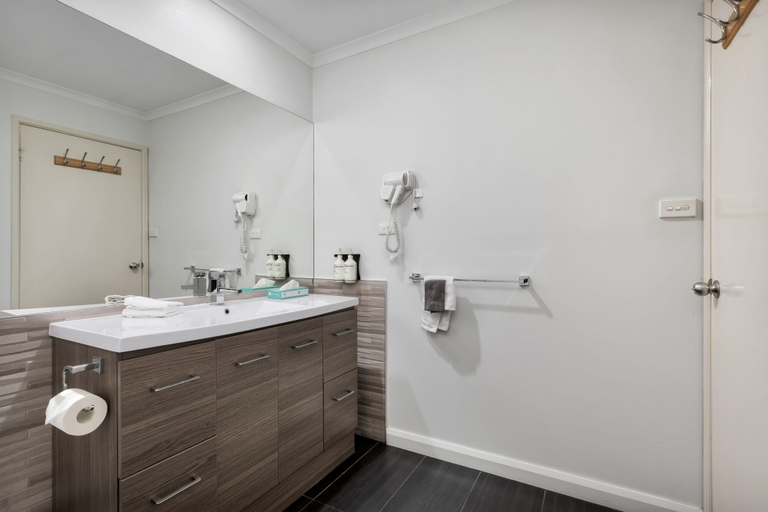 Bathroom 4, Elphin Motel & Serviced Apartments, Launceston - Pt B
