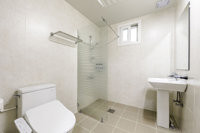 Bathroom 3, Jeju Turning Point, Seogwipo