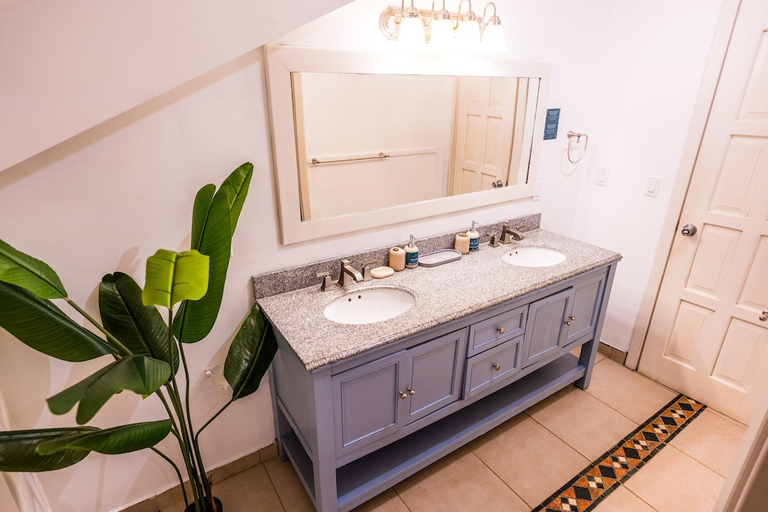 Bathroom 4, Tropical Suites Hotel, Bocas del Toro