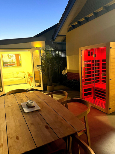 Outdoor dining 2, Wellness Escape: 1-bed Home + Studio & Sauna, Melbourne