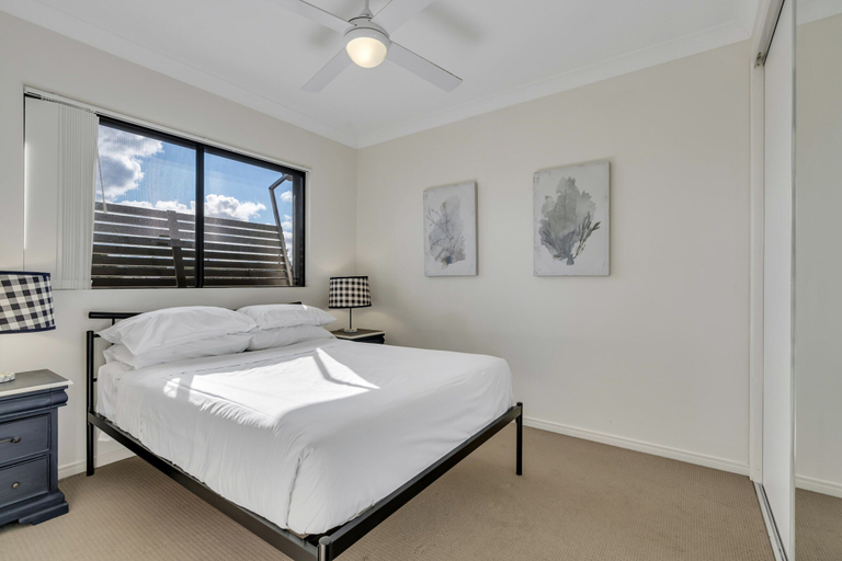 Room 3, Bright 2-bed With Private Balcony & Serene View, Kedron