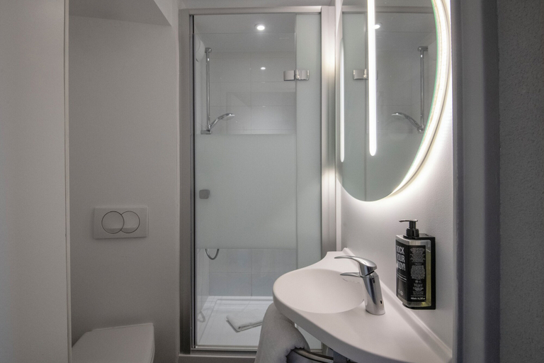Bathroom 4, ibis budget Nice Aeroport Promenade des Anglais, Alpes-Maritimes