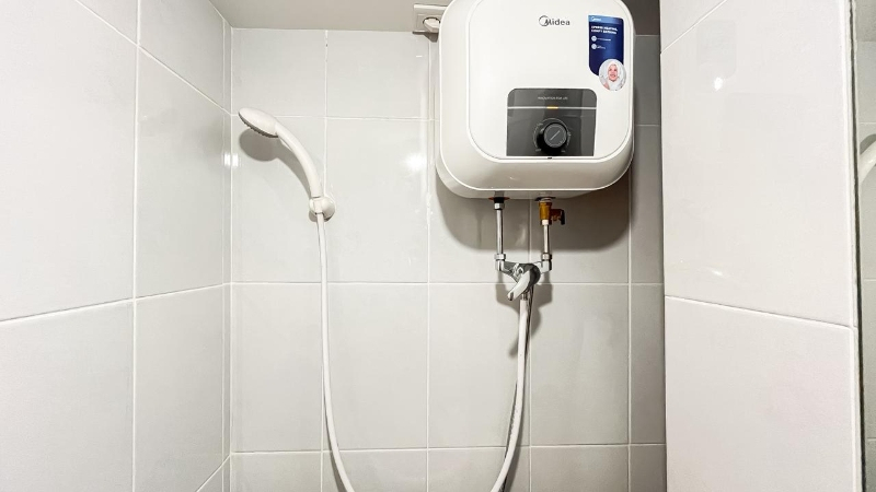 Bathroom 5, Cozy and Simple Look Studio at Tokyo Riverside PIK 2 Apartment By Travelio, Tangerang