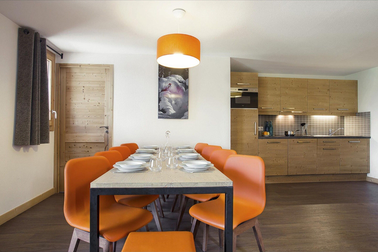 Dining 5, Apartment in Les Menuires With Spa & Pool, Savoie