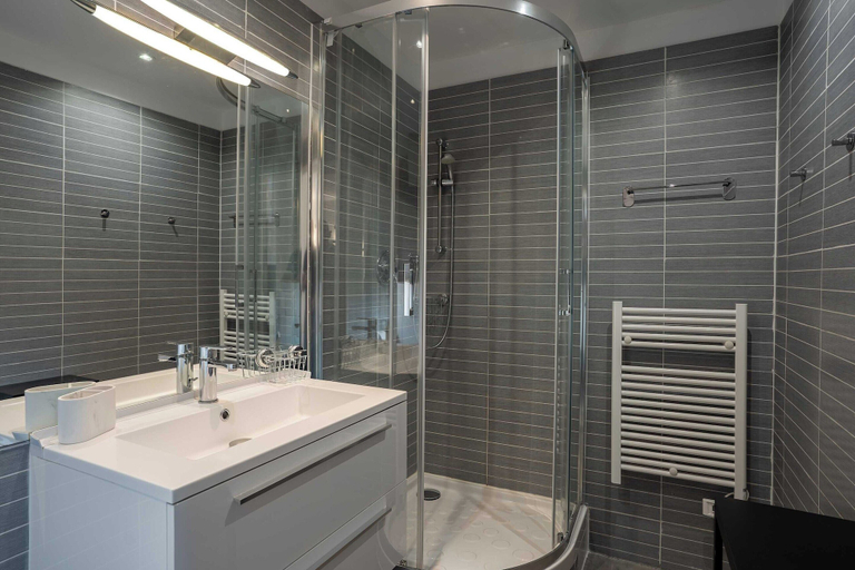 Bathroom 5, Superb Flat - AC- 1BR - 2P - Saint-tropez, Var