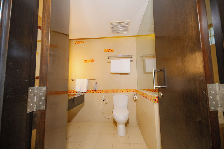 Bathroom 5, Hulhule Island Hotel- Private Beach Access & Airport Pick-up and Drop, Malé