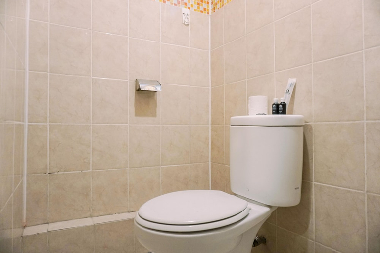 Bathroom, Warm And Cozy Stay Studio Green Bay Pluit Apartment, Jakarta Utara