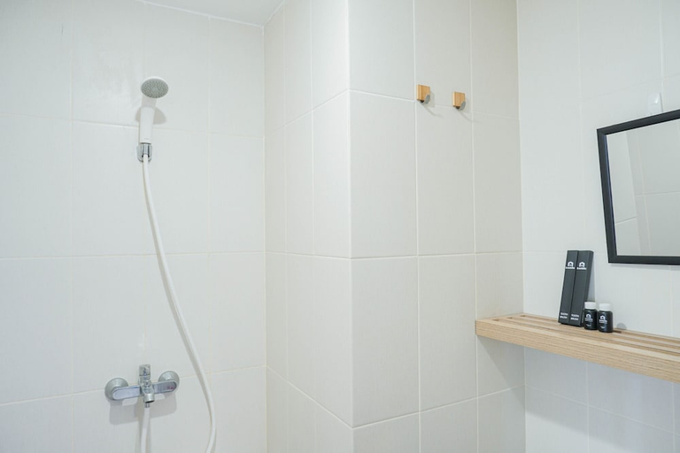 Bathroom 3, Luxurious 1BR Apartment at Belmont Residence, West Jakarta
