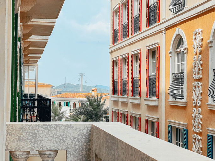 Exterior & Views