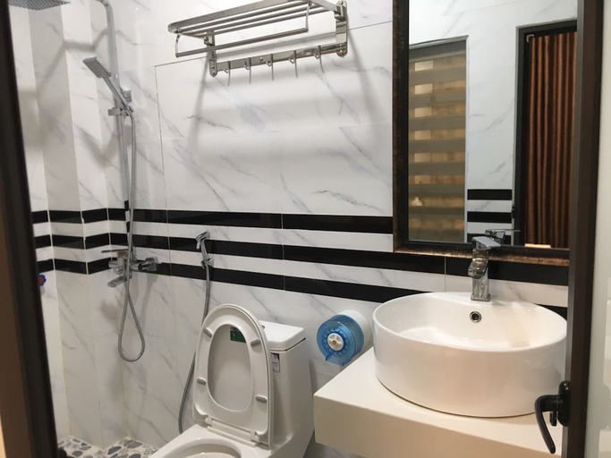Bathroom 3, Queen Nhan Chinh Hotel , Thanh Xuân