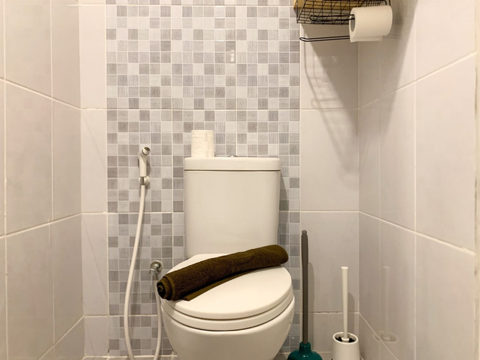 Bathroom 3, Minimalist Studio Room At Tokyo Riverside Pik 2 Apartment, Tangerang