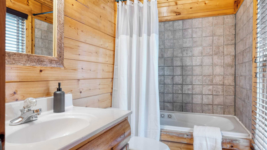 Bathroom 5, Brookshore by Avantstay Relaxing Backyard Creek, 10mins From Pigeon Forge, Sevier