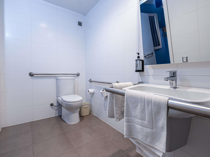 Bathroom 5, ibis budget Iquique, Iquique
