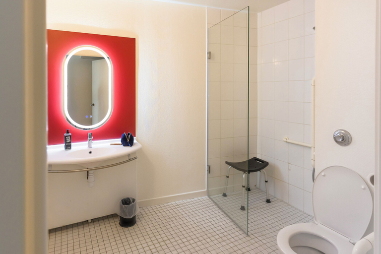 Bathroom 4, ibis Strasbourg Aéroport Le Zénith, Bas-Rhin