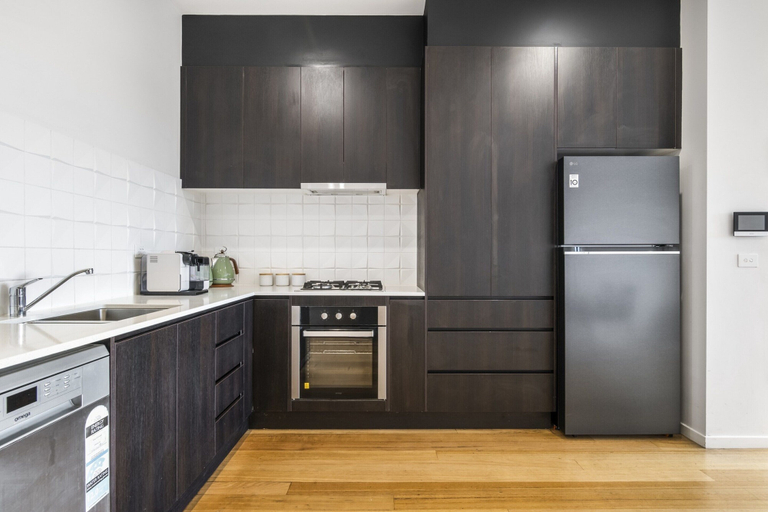 Private kitchen, Northcote 3-bed Townhouse Near Cafes & Shops, Melbourne