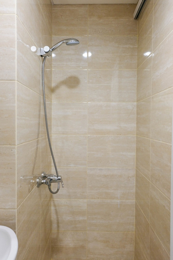 Bathroom 4, Homey and Cozy Studio at Springwood Residence Tangerang Apartment, Tangerang