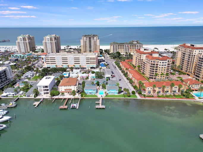 Room 5, Corner Balcony Suite Across From Beach htd Pool, Pinellas