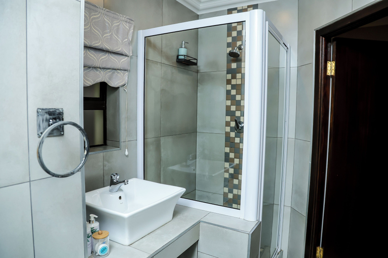 Bathroom 4, Uitzicht Guest house, Frances Baard