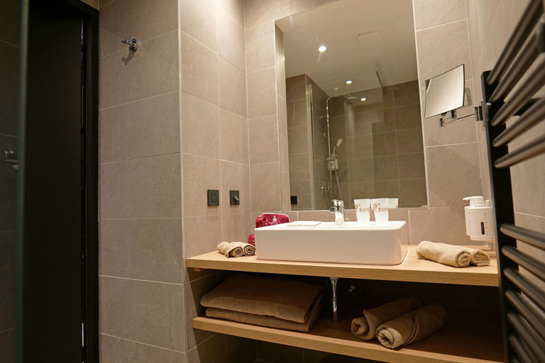 Bathroom 5, Garrigae Caserne de Briançon & Spa - les Cinq Mondes, Hautes-Alpes