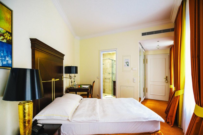 Bedroom 2, Relais And Chateaux Hotel Bulow Palais, Dresden