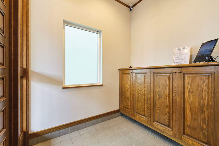 Check-in/check-out kiosk