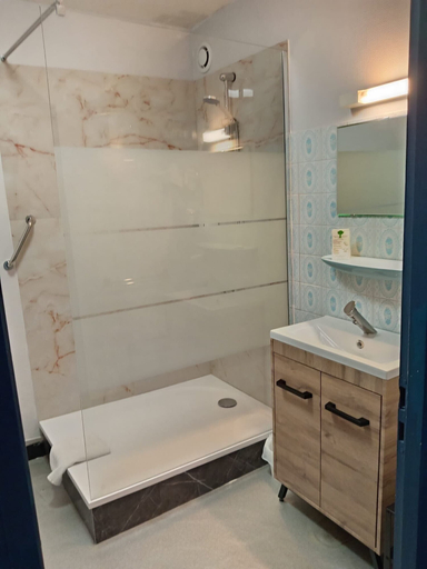Bathroom 4, Hôtel Le Lyon Vert Commentry, Allier