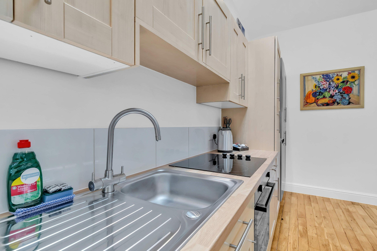 Room 2, Garden Lodge With Parking By My Getaways, Brighton and Hove