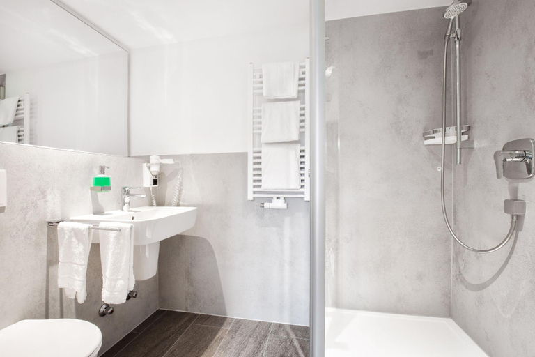 Bathroom 2, Hotelgasthof Bayerischer Hof, Amberg-Sulzbach
