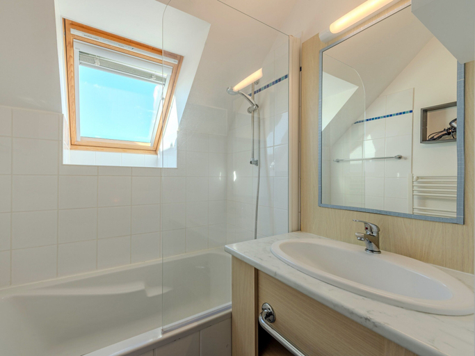 Bathroom 4, Peaceful Coastal Stay With Access to Pool, Finistère