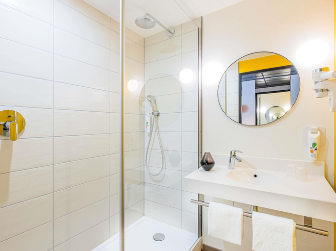 Bathroom 5, ibis Styles Paris Meteor Avenue d'Italie, Paris