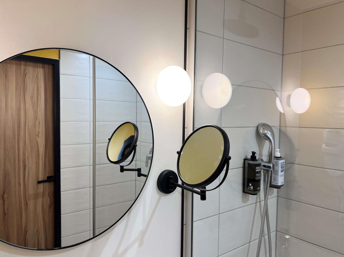 Bathroom 5, ibis Styles Paris Meteor Avenue d'Italie, Paris