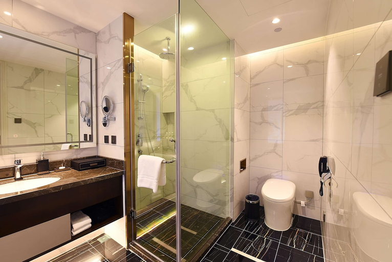 Bathroom, Ramada Plaza by Wyndham Wenzhou, Wenzhou